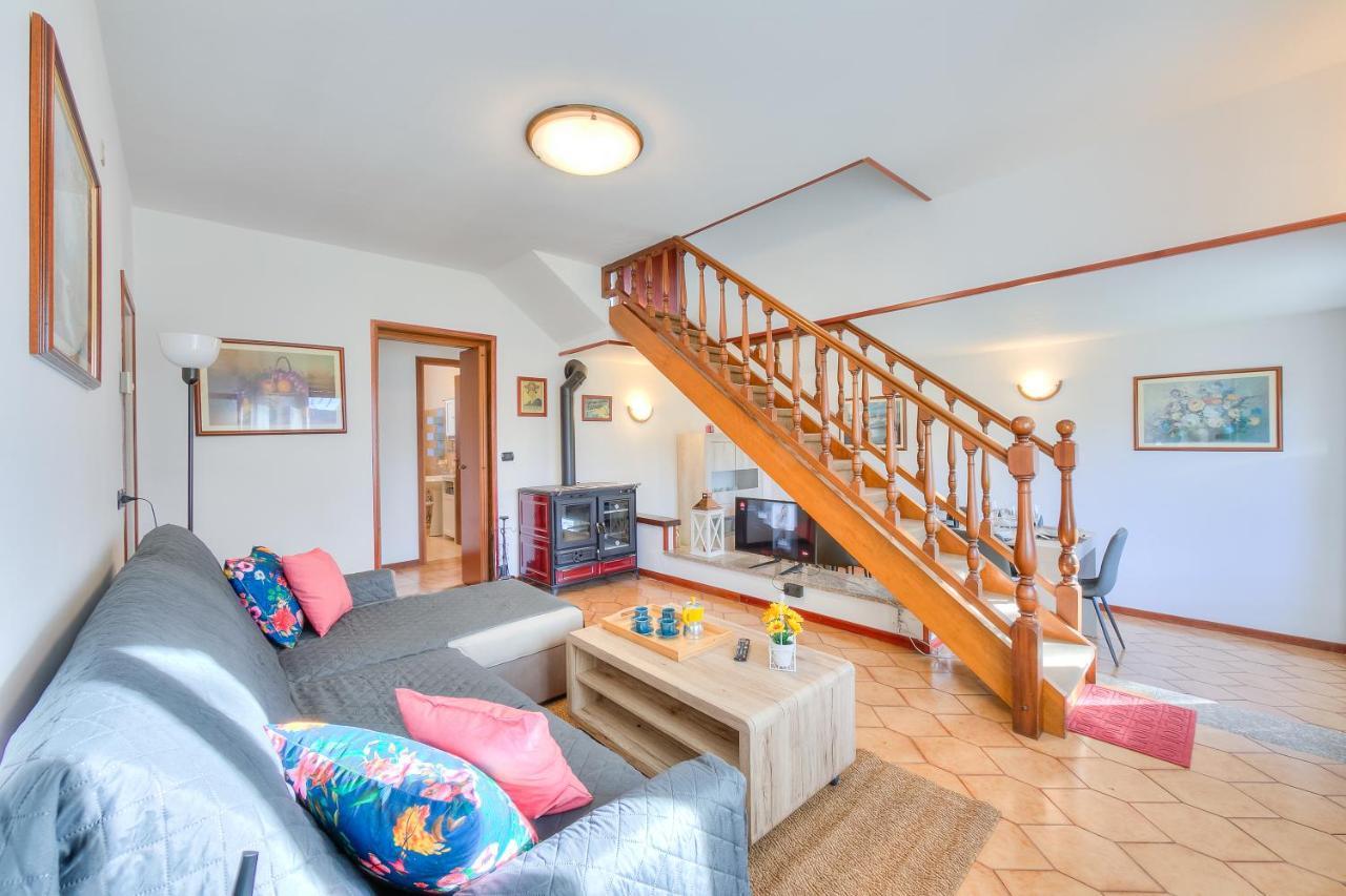 Cedar House Few Minutes From - Happy Holiday home Angera