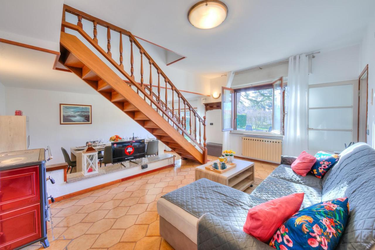 Cedar House Few Minutes From - Happy Holiday home Angera